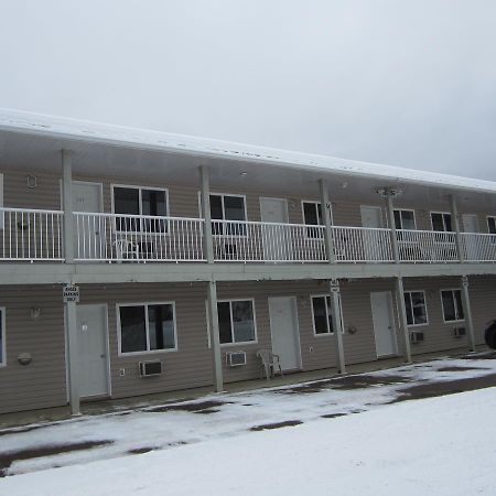 Kacee'S Northern Suites Fort Nelson Bagian luar foto