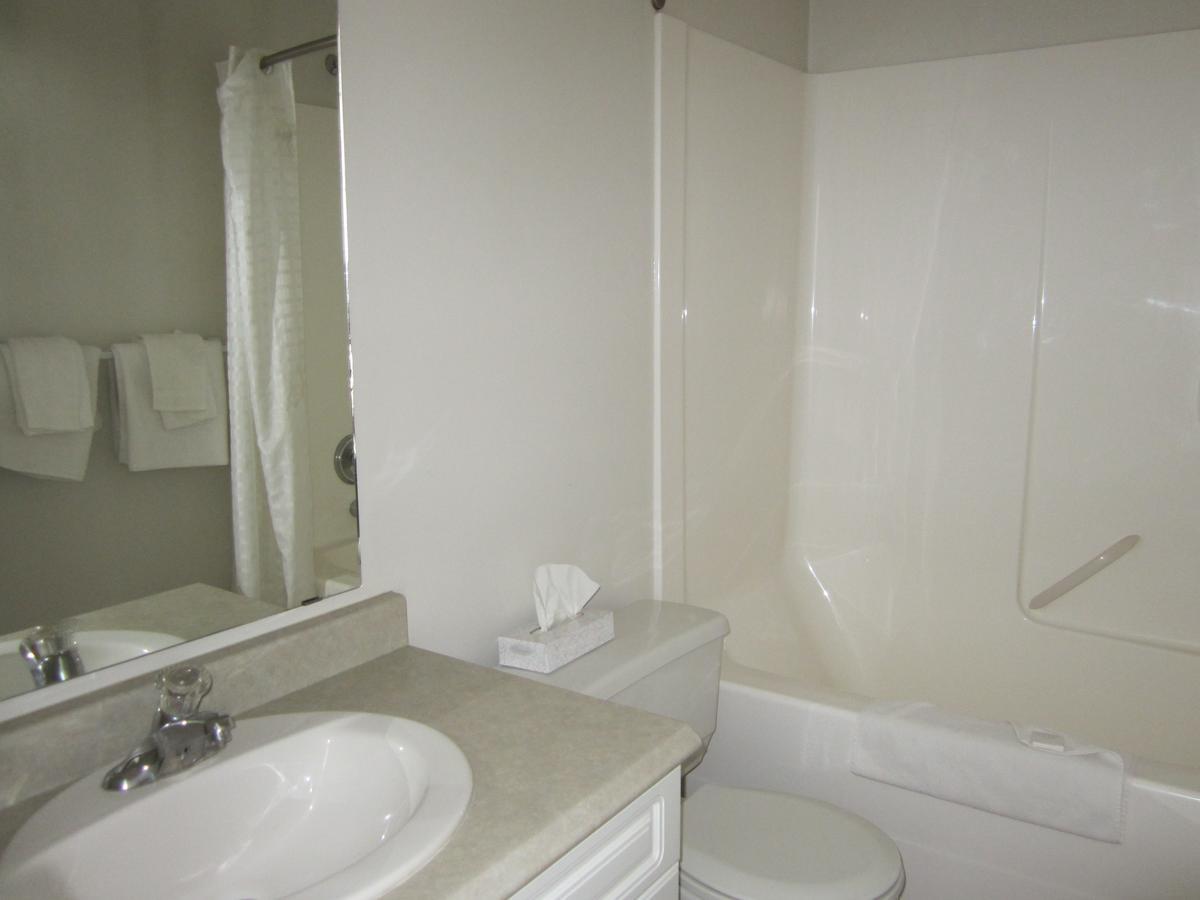 Kacee'S Northern Suites Fort Nelson Bagian luar foto