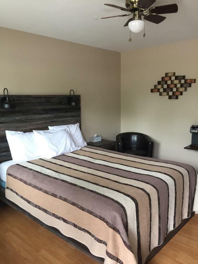 Kacee'S Northern Suites Fort Nelson Bagian luar foto